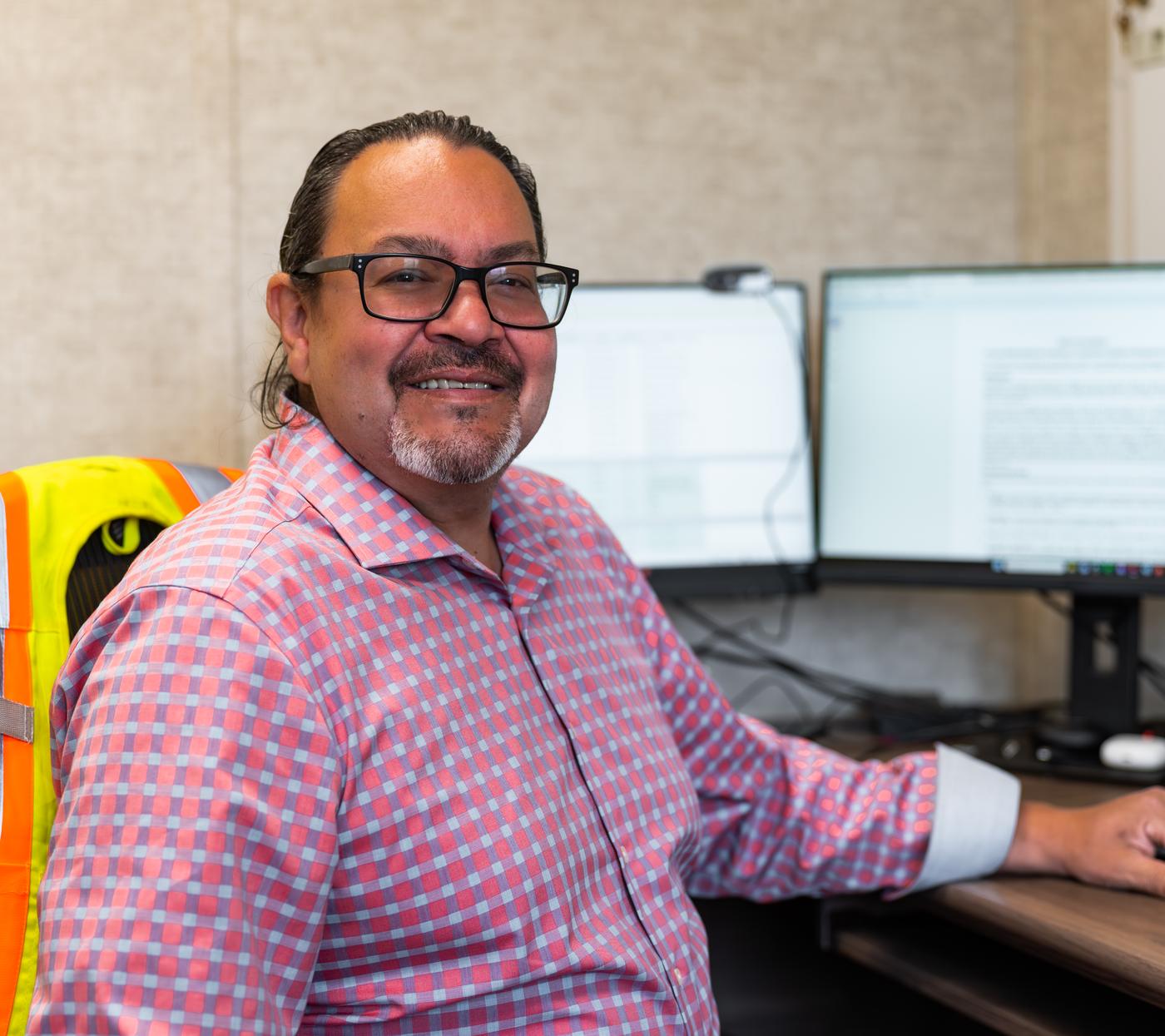 An advisor at work at his desk
